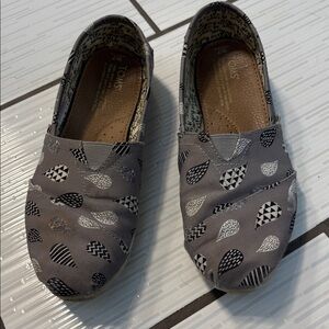 Toms Gray Rain Drop Pattern Slip-Ons